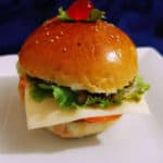 জুসি চিকেন চীজ বার্গার - ফাস্ট ফুড আইটেম gallery image