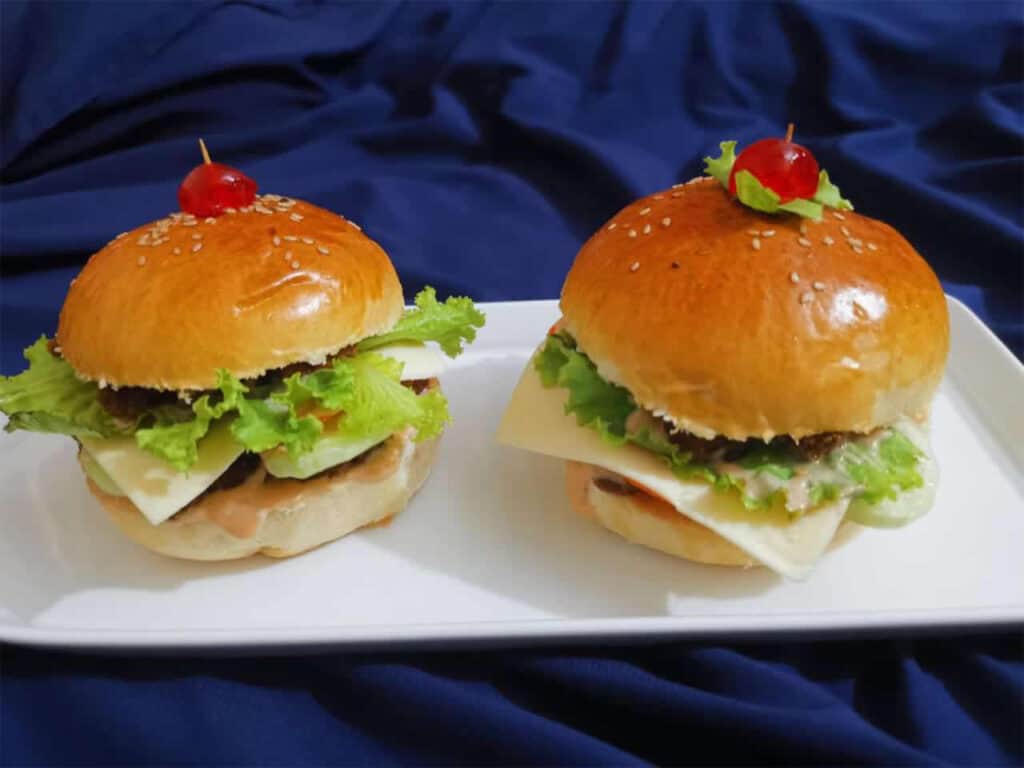 জুসি চিকেন চীজ বার্গার