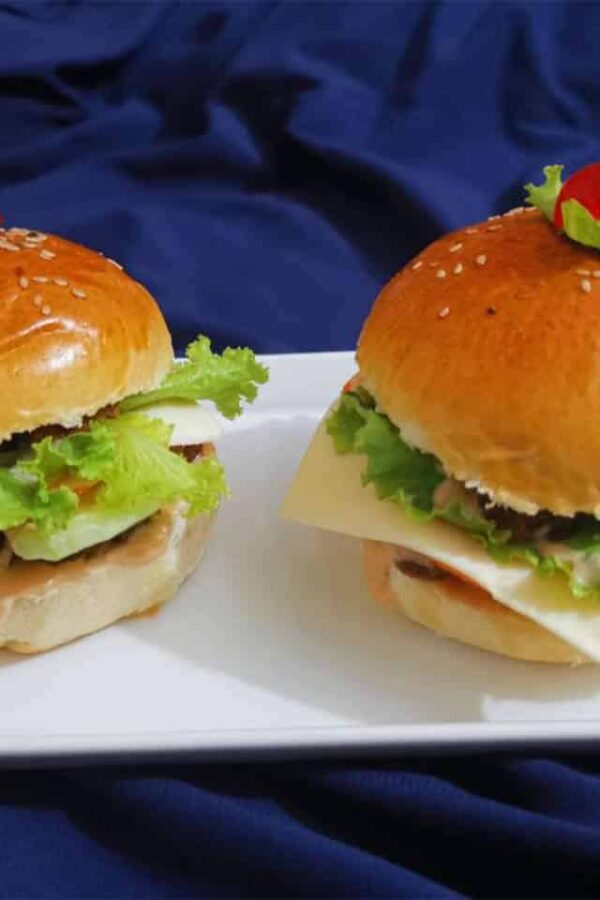 জুসি চিকেন চীজ বার্গার