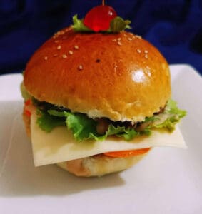 জুসি চিকেন চীজ বার্গার