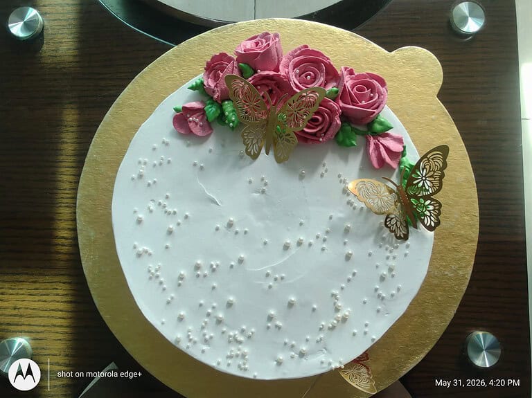 প্রজাপতি ও গোলাপের সাদা ফ্লোরাল কেক — Tinnis Bakeshop
