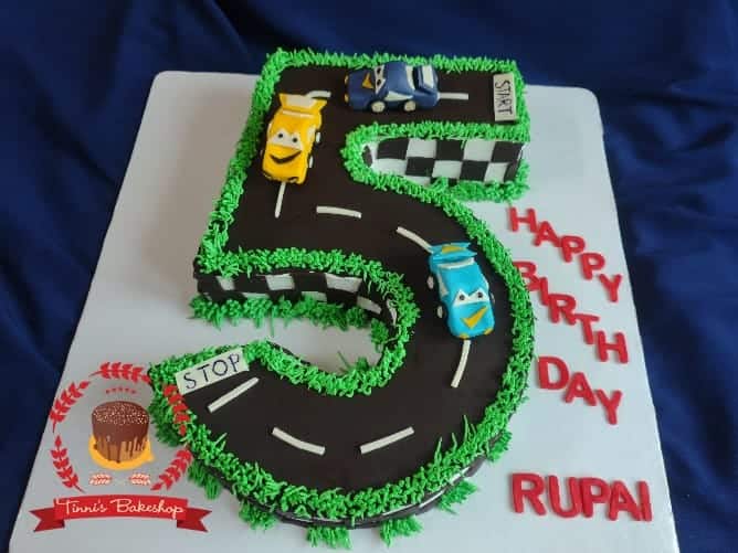 ৫ নম্বর রেসিং ট্র্যাক থিমের জন্মদিনের কেক — Tinnis Bakeshop