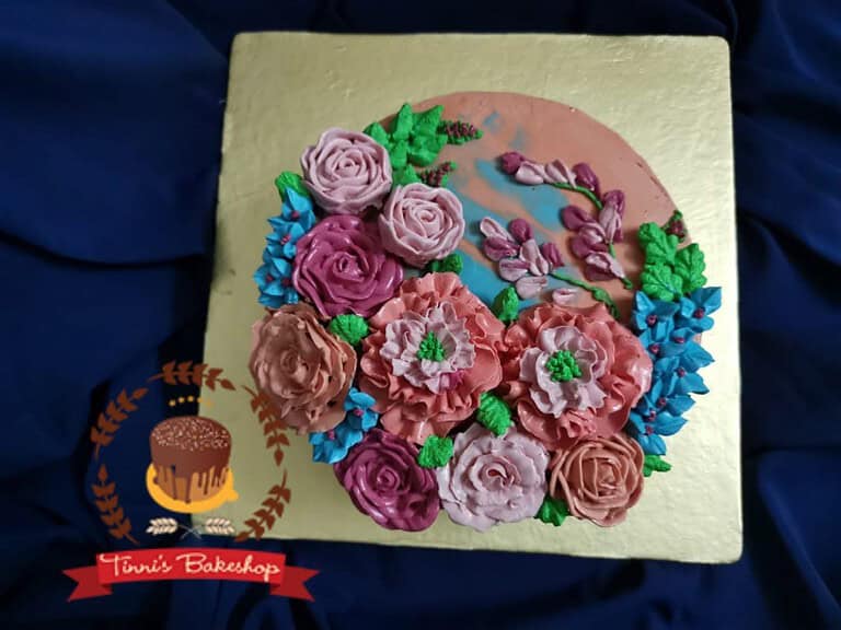 রঙিন গোলাপের ফ্লোরাল কাস্টম কেক — Tinnis Bakeshop