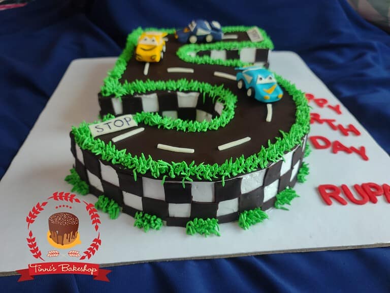 চেকার্ড রেসিং ট্র্যাক থিমের জন্মদিনের কেক — Tinnis Bakeshop